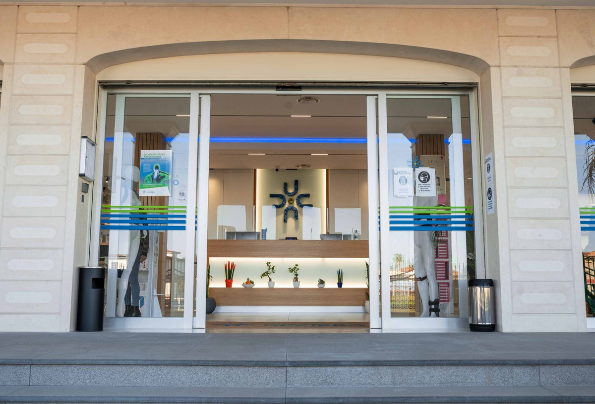 Ingresso accessibile di Ortopedia Ucciero con vetrate e logo