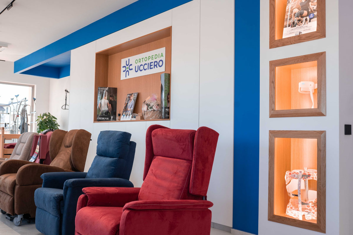 Area showroom con poltrone relax e dispositivi ortopedici Ortopedia Ucciero